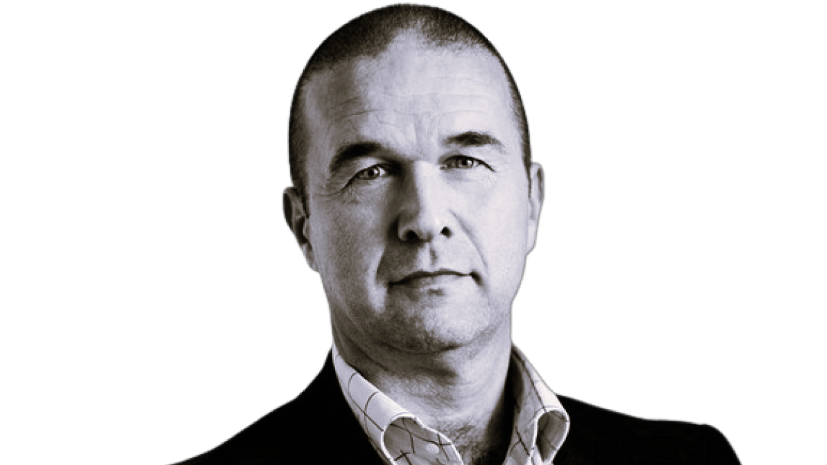 Ein Nahaufnahme-Porträt von Ole Pflug, dem CEO von Scan Antenna, mit einem ernsten Ausdruck, kurzen Haaren und einem schwarzen Anzug mit offenem Hemd, vor einem dunklen Hintergrund, der die Kompetenz und Zuverlässigkeit des Unternehmens, das hochwertige Antennen- und HF-Lösungen bietet, verkörpert.