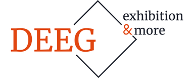 DEEG exhibition & more GmbH Logo mit dem Schriftzug 'DEEG' in Orange und 'exhibition & more' in Schwarz, umrahmt von einer diagonalen Linie.