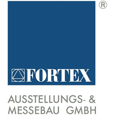 Fortex AUSSTELLUNGS- & MESSEBAU GmbH Blaues Quadrat mit weißem Dreieck und Kreis, darunter der Schriftzug 'FORTEX' in Großbuchstaben, darunter grauer Text 'AUSSTELLUNGS- & MESSEBAU GMBH'.