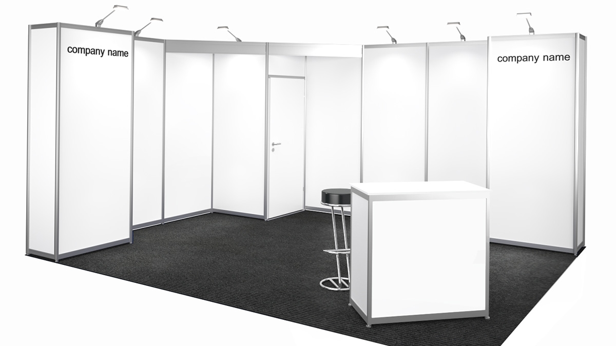 Ein minimalistischer Messestand mit weißen Wänden, einer 100 cm breiten und 250 cm hohen Hinterwand, ausgestattet mit einer Tischvitrine, zwei Barhockern, einem Prospektständer und einer Logo-Abbildung auf der Tischvitrine, ergänzt durch eine Kabine von 1 m² mit Garderobe, einem Info-Counter und einem Papierkorb, umrahmt von einer täglichen Standreinigung und Abfallentsorgung.