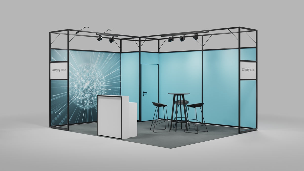 Ein moderner Ausstellungsstand mit blauen Wänden, einem Empfangstresen, zwei hohen Barhockern, einer integrierten Garderobe in einer 1 m² großen Kabine, einem 40" Full HD Bildschirm, Platz für das Firmenlogo auf der Tischvitrine sowie einem Papierkorb und einer 3-fachen Steckdosenleiste (230 V), bereit für die tägliche Standreinigung und Abfallentsorgung.