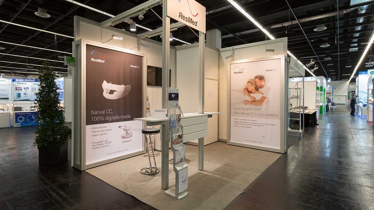 Systemstand 3 Systemstand mit Werbeplakat und Infotheke, neutral gestaltet