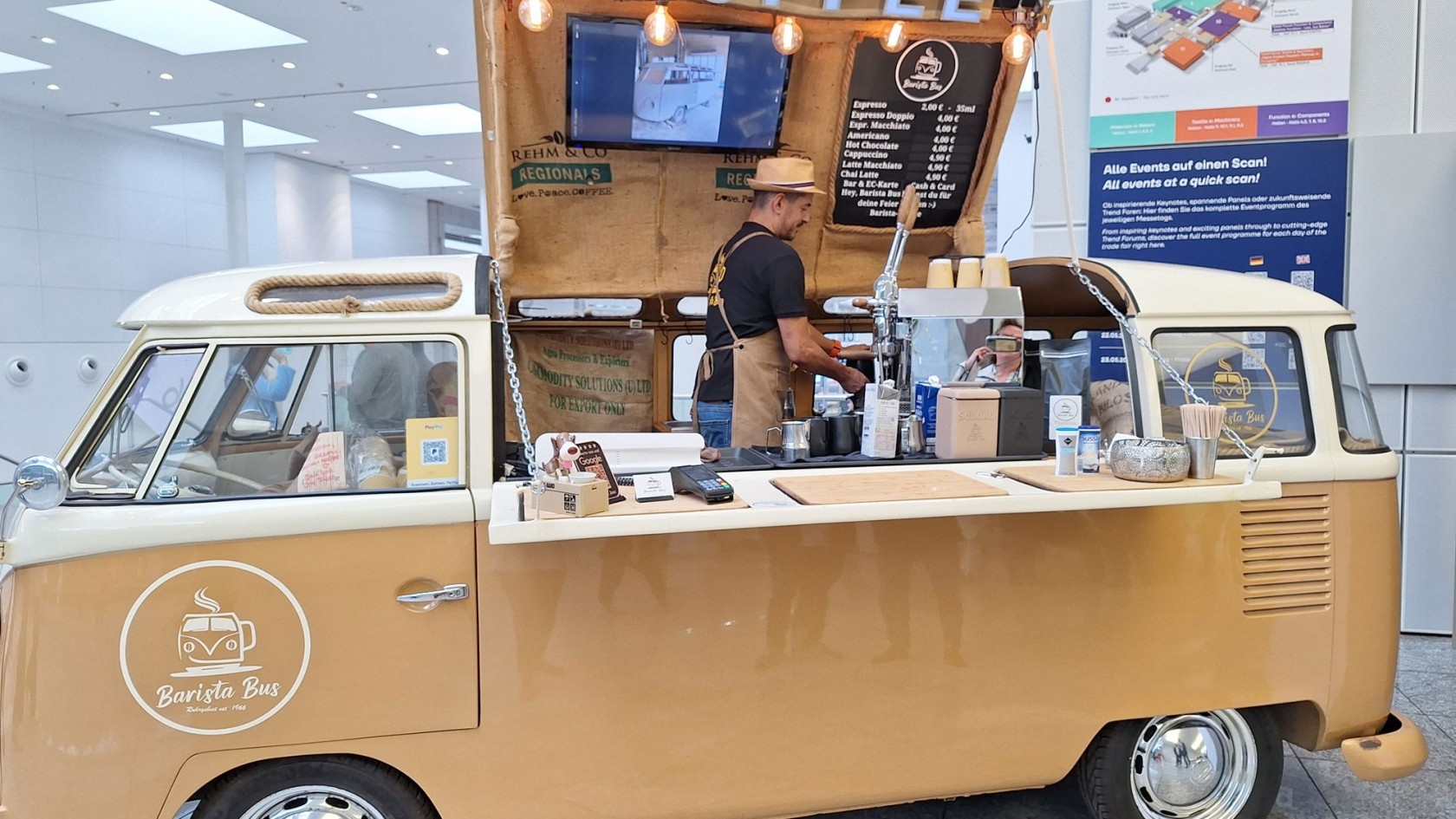 Catering am Messestand Mehrere kleine weiße Schalen mit einer Kugel und grünen Kräutern, auf einem Tablett arrangiert.